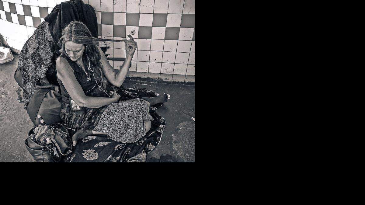 
‘Bella’, una de las obras de Columbié. El objetivo de la exhibición es reflejar el oscuro mundo de las personas sin hogar. 
