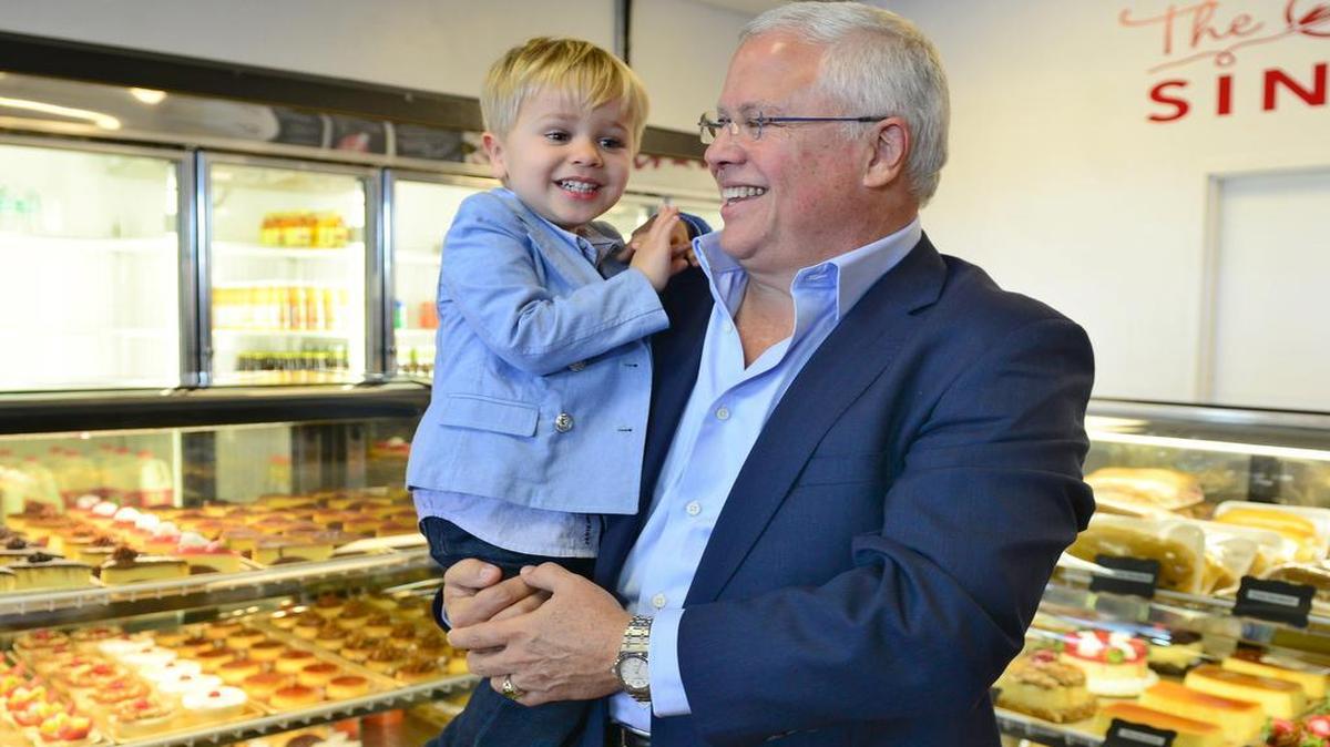 El empresario cubanoamericano Carlos Beruff al anunciar su candidatura al Senado en una conferencia de prensa en Vicky Bakery en Miami el 29 de febrero del 2016. Aquí con su hijo Carlos, de dos años de edad.