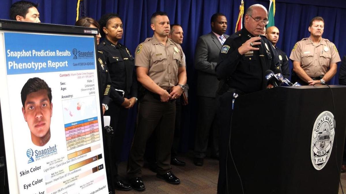 
El jefe de la policía de Coral Gables, Edward Hudak Jr. (derecha, con el micrófono), junto a los jefes de la policía de La Ciudad de Miami, el Condado, y Miami Beach, el 10 de septiembre durante una conferencia de prensa para intentar dar con ‘El Acosador’. 

