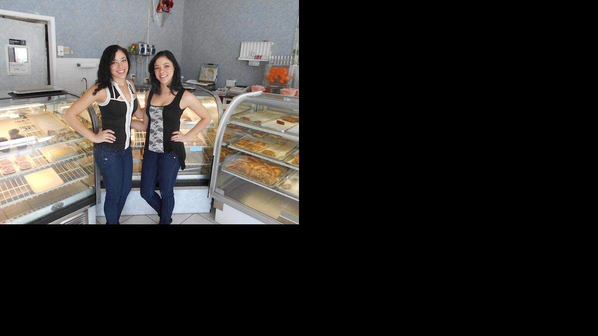 
Las gemelas Tiffany (izq.) y Eileen Gómez jamás considerarían como opción vender la pastelería que su difunto padre, Vito Gómez, levantara con tanto esfuerzo.


