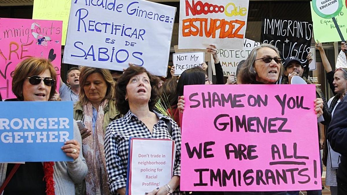 Personas de diferentes comunidades de inmigrantes y vecinos de Miami-Dade se unieron para protestar contra el alcalde condal, Carlos Giménez, después que ordenó a las prisiones de Miami-Dade cumplir las solicitudes de retención de indocumentados decretada por el presidente Donald Trump, el 31 de enero del 2017.