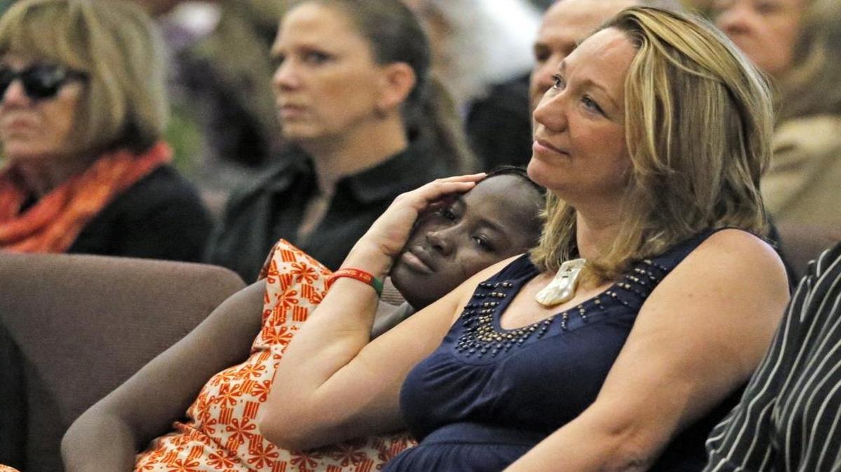 Amy Riddering conforta a su hija adoptiva Biba, de 15 años, durante el servicio de recordación dedicado a su esposo, Michael James Riddering, en la iglesia Hollywood Community Church. El ex vecino de Cooper City hacía labores de misionero en Burkina Faso cuando pereció en un ataque terrorista el 15 de enero.