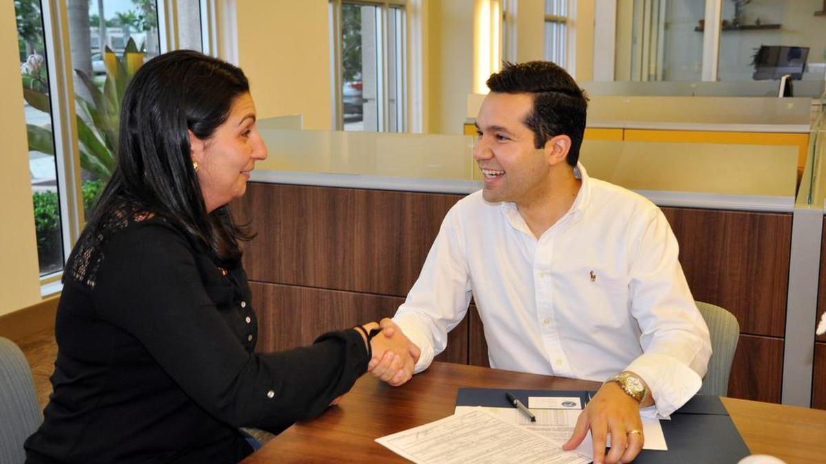 Rafael Pineyro, un ciudadano estadounidense de origen venezolano, inscribió el viernes su candidatura para el puesto 4 del Concejo de Doral.