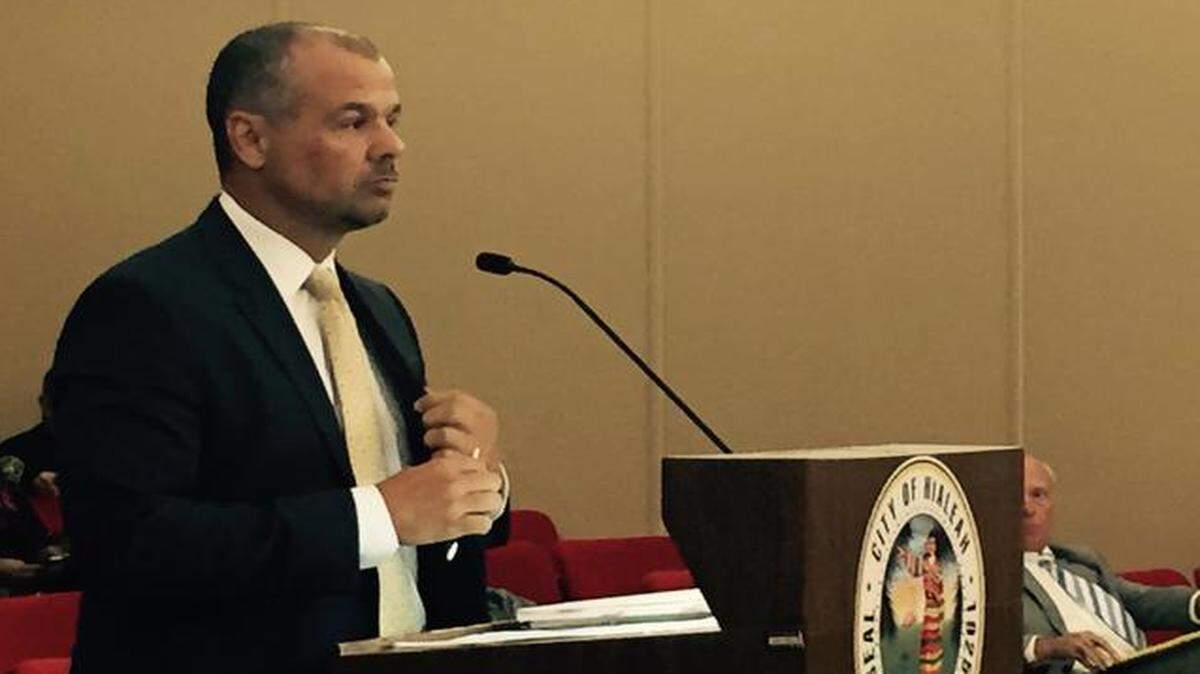 
Javier Vázquez, abogado de Southern Waste Systems, durante la sesión municipal en la que el Concejo de Hialeah ratificó la descalificación de esa empresa del proceso de licitación para privatizar la recogida de basura en esa ciudad.
