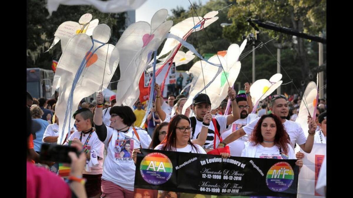 Familiares de las víctimas de la masacre en la discoteca Pulse llevaron cometas en forma de ángeles para honrar su memoria.