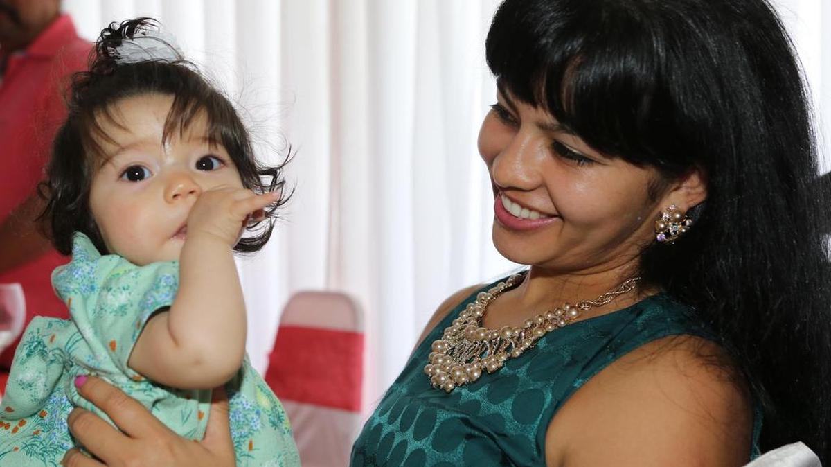Jasmary Varela y su hija de 6 meses Emma Torres durante una fiesta para celebrar el Día de la Madre, de la Organización Hondureña Francisco Morazan en Hialeah. Foto de archivo.
