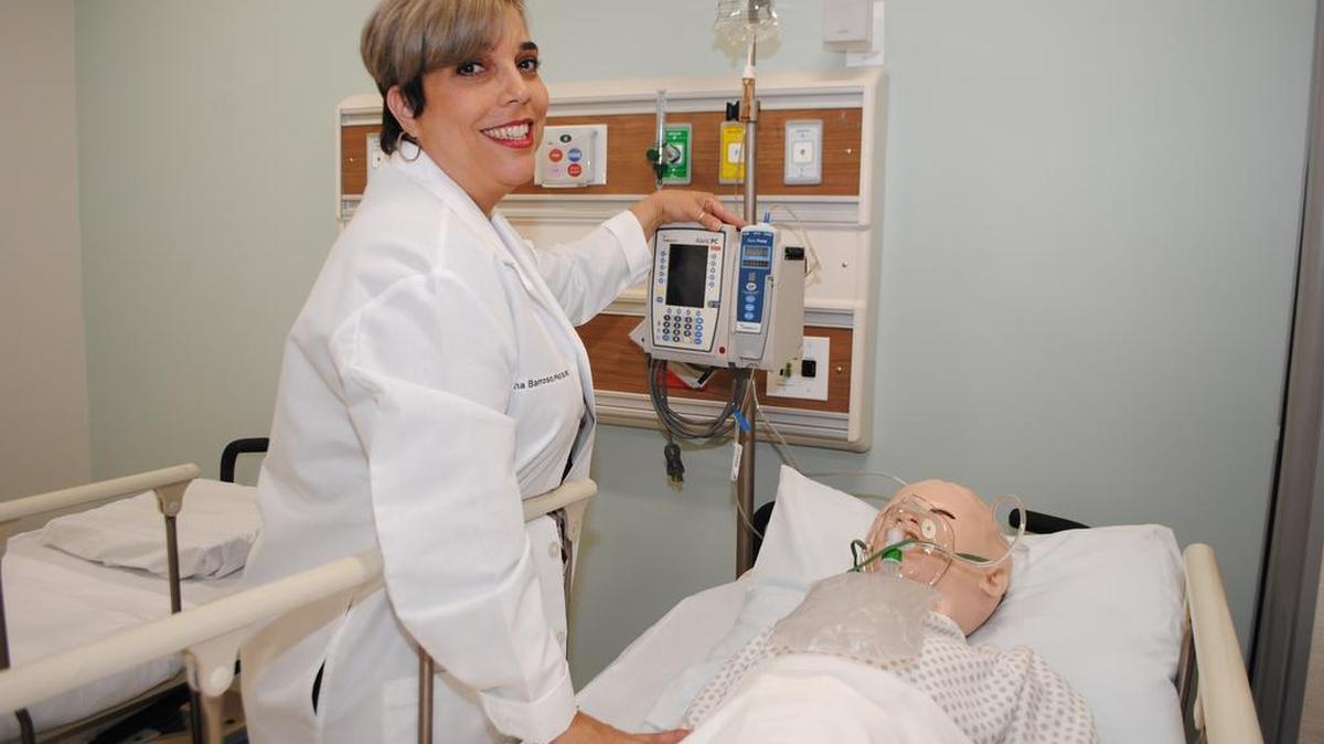 Fotografía del 28 de septiembre de 2017 de Susana Barroso, directora de operaciones del Hospital de Simulación de la Universidad de Miami, posando en una de las salas de prácticas, en Miami, Florida (EEUU).