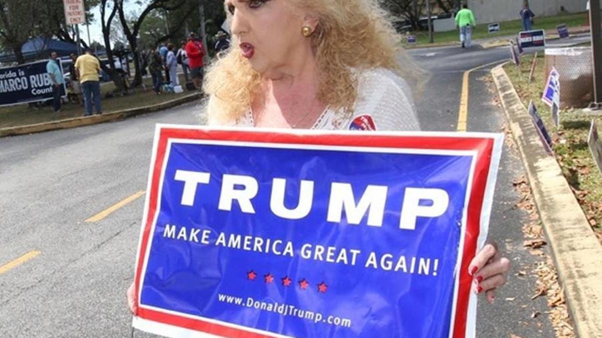 Clara Roteta, de 66 años, muestra su apoyo por el candidato republicano Donald Trump, este martes durante las primarias de Florida, afuera de la biblioteca de Westchester.
