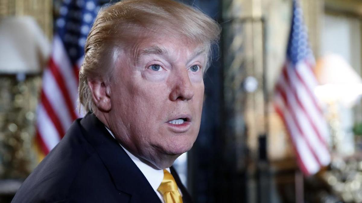 El presidente Donald Trump habla a los medios desde su club privado Mar-a-Lago, en Palm Beach, el 23 de noviembre de 2017.
