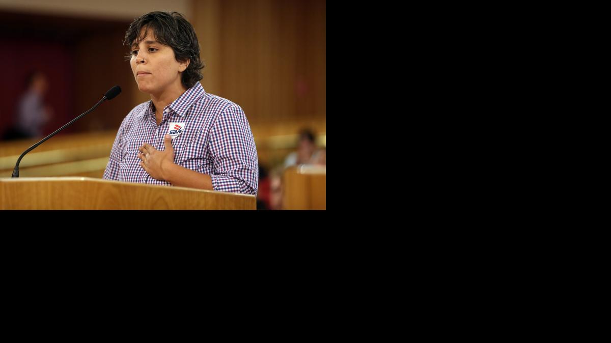 
Charo Valero habla a los comisionados antes de la votación del martes para reforzar las medidas contra la discriminación de género.


