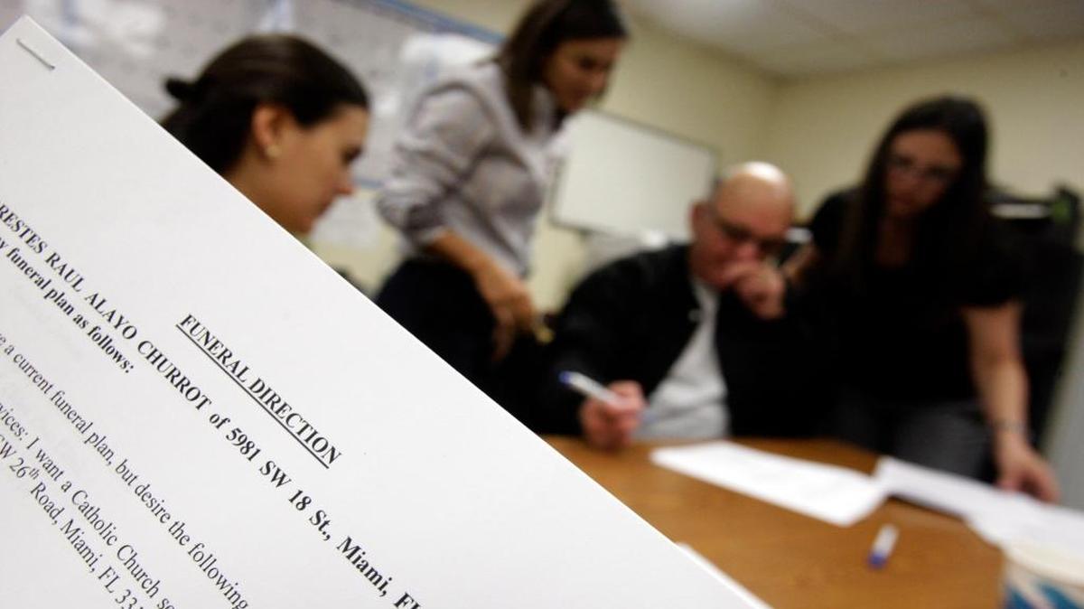 Estudiantes de derecho de la Universidad de Miami ayudan a inmigrantes a llenar formularios que van desde peticiones de inmigración hasta testamentos.