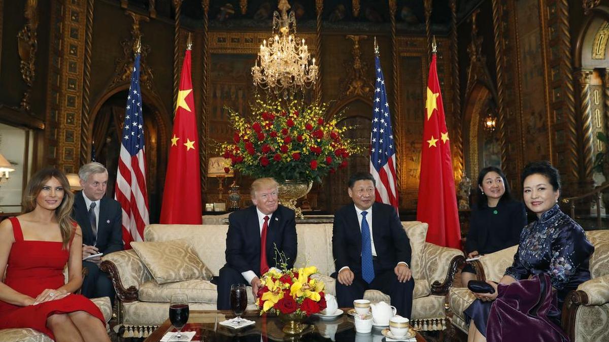 El presidente Donald Trump y el presidente chino Xi Jinping, se sientan con sus esposas, la primera dama Melania Trump, a la izquierda, y la primera dama china Peng Liyuan, a la derecha, antes de una reunión en Mar-a-Lago, el jueves 6 de abril de 2017 en Palm Beach.