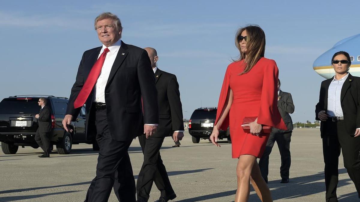 El presidente Donald junto a la primera dama Melania Trump en el Aeropuerto Internacional de Palm Beach, el 3 de febrero del 2017.