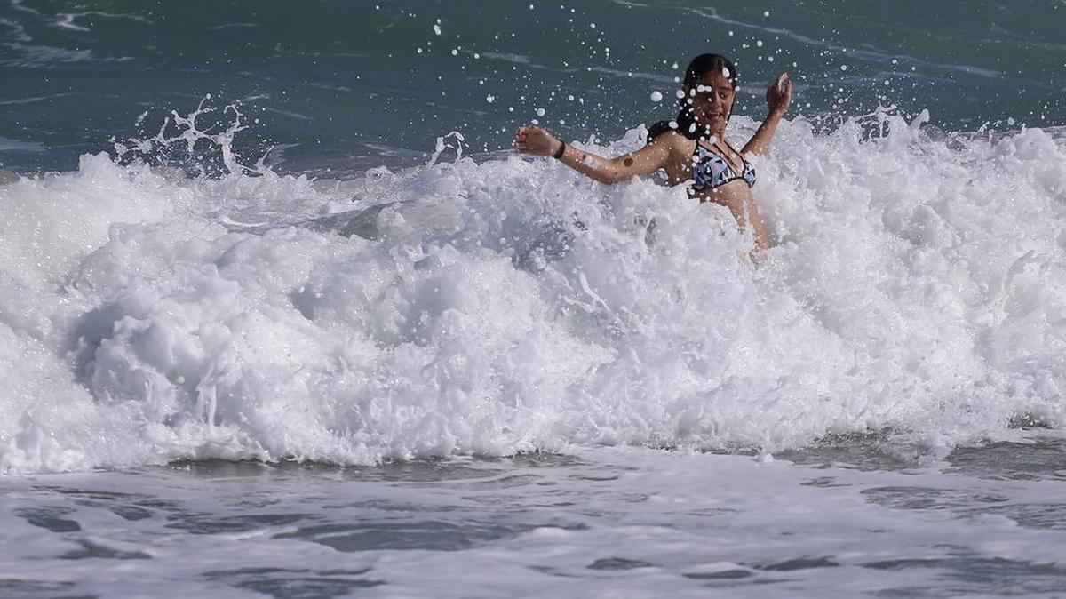 La turista italiana Chiara Manenti, disfruta de la playa en Hollywood, en el condado Broward, el 7 de enero de 2018.