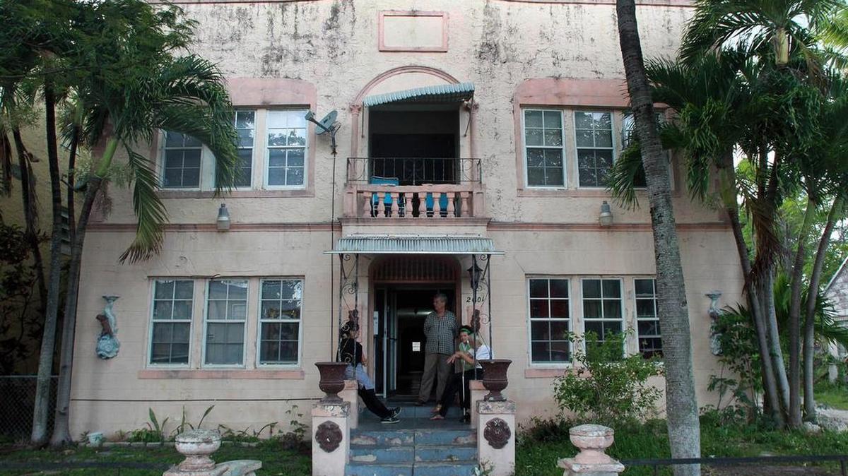 Un complejo de apartamentos en La Pequeña Habana muestra en el 2012 el discuido de los encargados en realizar reparaciones y hacer labores de mantenimiento.