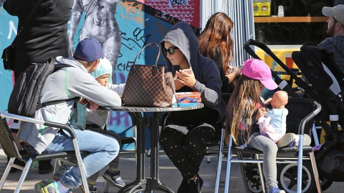 Visitantes y residentes de la zona de Wynwood durante el último frente frío que ”refrescó” el sur de la Florida.