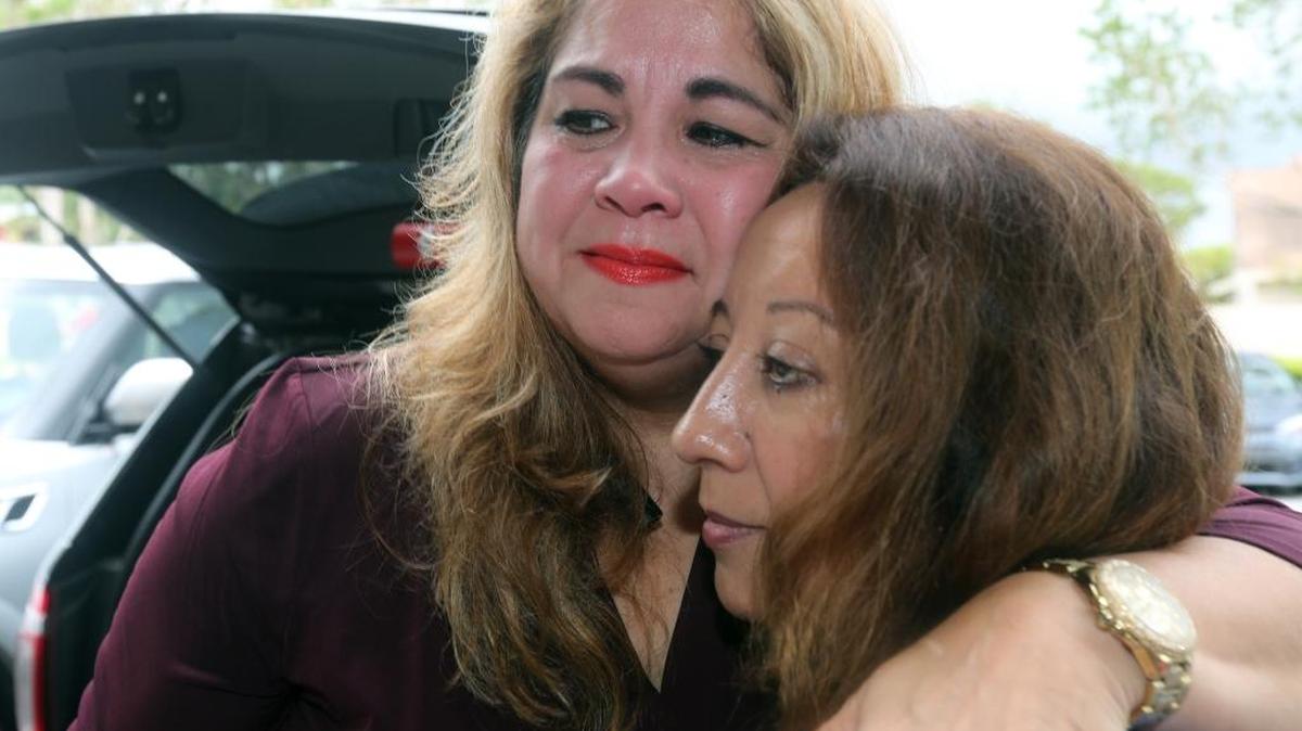 Elizabeth Guerrero (izquierda), no sabe nada de su madre, desde hace tres días.