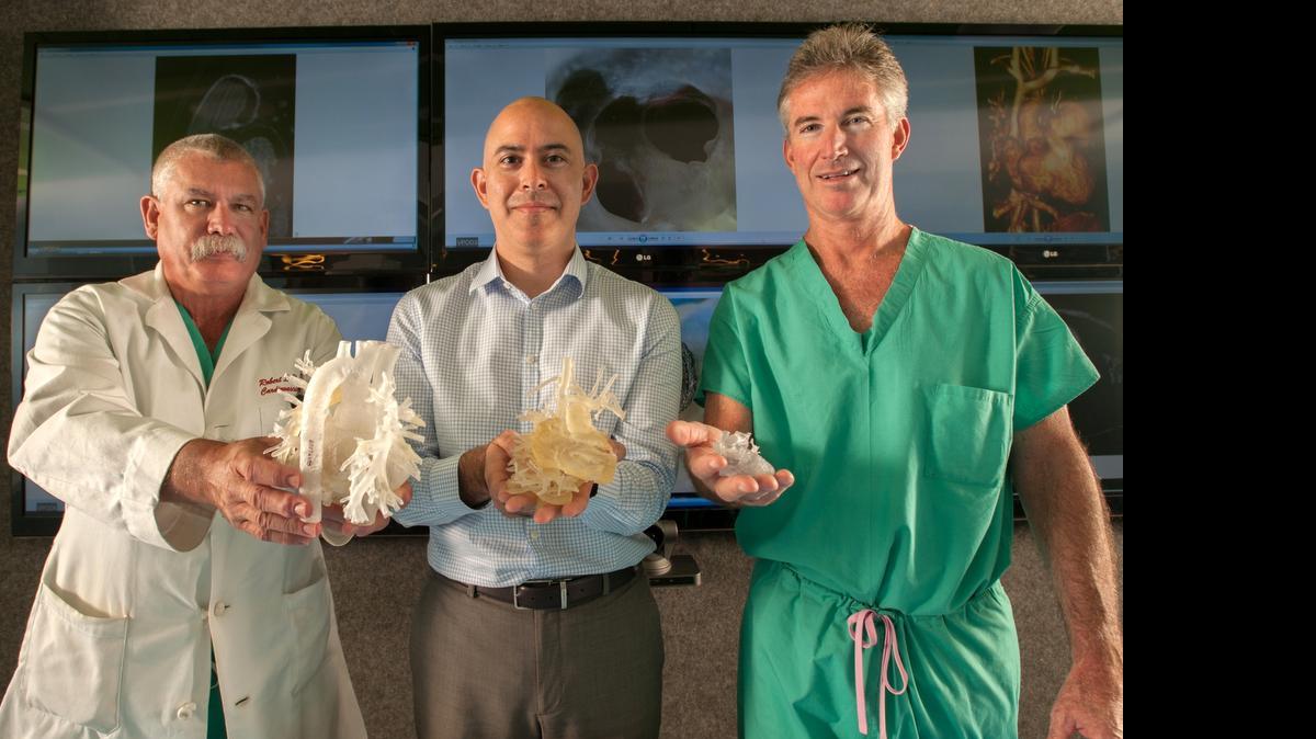 
Desde la izq.: Dr. Robert Hannan, cardiocirujano de Nicklaus Children’s; Dr. Juan Carlos Muñiz, director de MRI cardíaco de Nicklaus Children’s; Dr. Redmond Burke, director de Cirugía Cardíaca de Nicklaus Children’s. 
