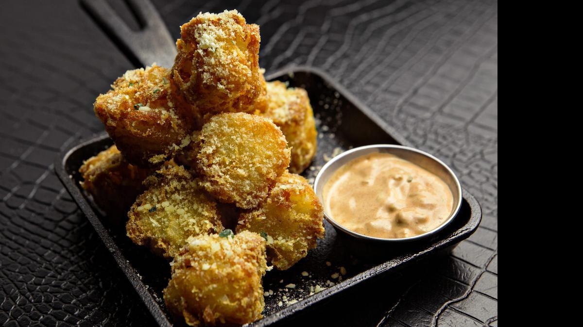 
Los apetitosos tater tops de STK que siempre van bien como acompañantes de la carne.
EFE/EUA CARIBE SHM15 MIAMI BEACH (FL, EEUU), 5/6/2015.- Imagen de un plato de patata rallada y frita con queso Jack de STK. Los "steakhouse" de Miami se enorgullecen de sus carnes maravillosas e imponentes cortes como el "rib-eye" o el "porterhouse", pero hoy menudean en la ciudad los locales para carnívoros que se apuntan a la música en vivo o los malabarismos de un DJ. Establecimientos como STK, The Forge, Prime 112, Meat Market o Christy's utilizan esta fórmula con notable provecho, atrayendo a un público con ganas de atacar una buena carne entreverada de diversión. El más reciente "steakhouse" abierto en Miami Beach, STK, con locales también en Atlanta, Las Vegas, Los Ángeles, Nueva York y Washington, ejemplifica esta interesante apuesta con una coda provocativa: "STK... not your daddy's steakhouse" (STK... no es el asador de tu papá". EFE/STK/S"LO USO EDITORIAL/NO VENTAS
