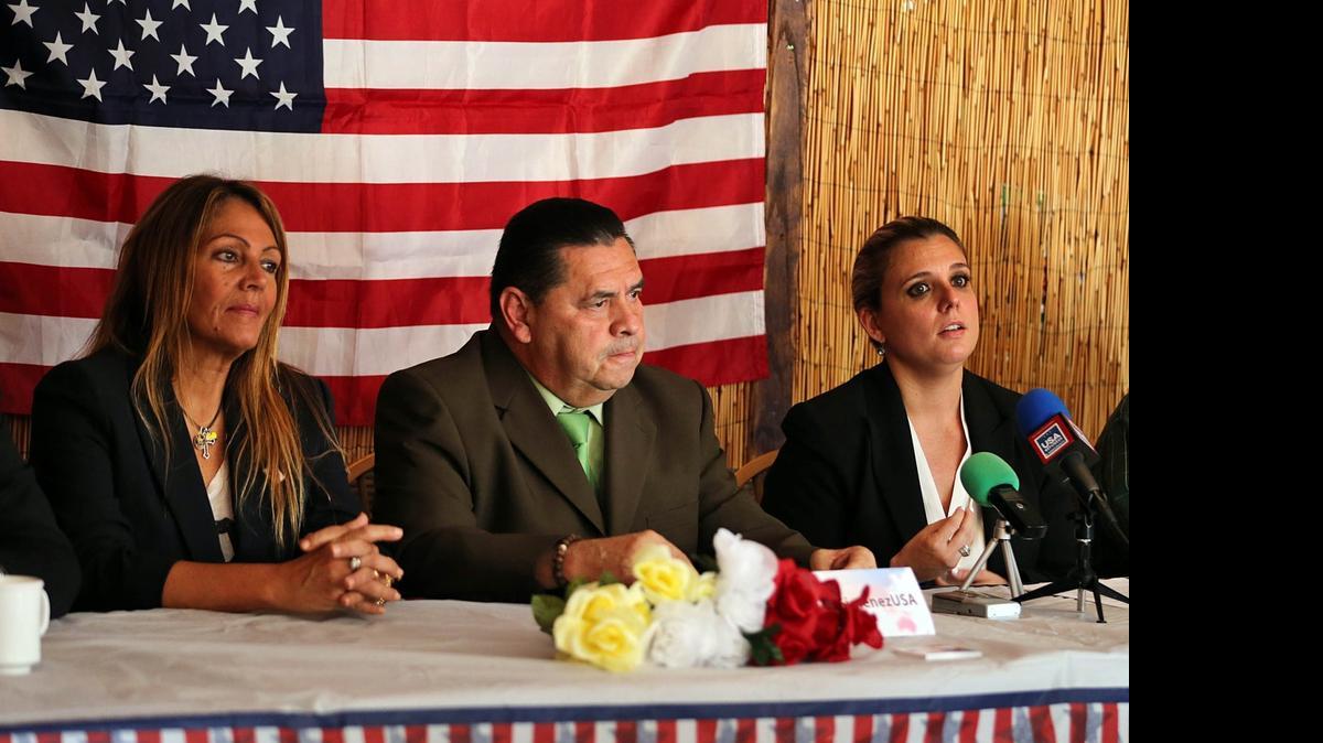
Activistas de varias organizaciones pro defensa de los inmigrantes emiten dos importantes advertencias para éstos. Carmen J. Giménez (izq.), presidente de USA Refugees & Immigrants; Francisco Portillo, presidente de la Organización Hondureña Francisco Morazán; y la abogada Diana Albite durante la rueda de prensa el viernes.

