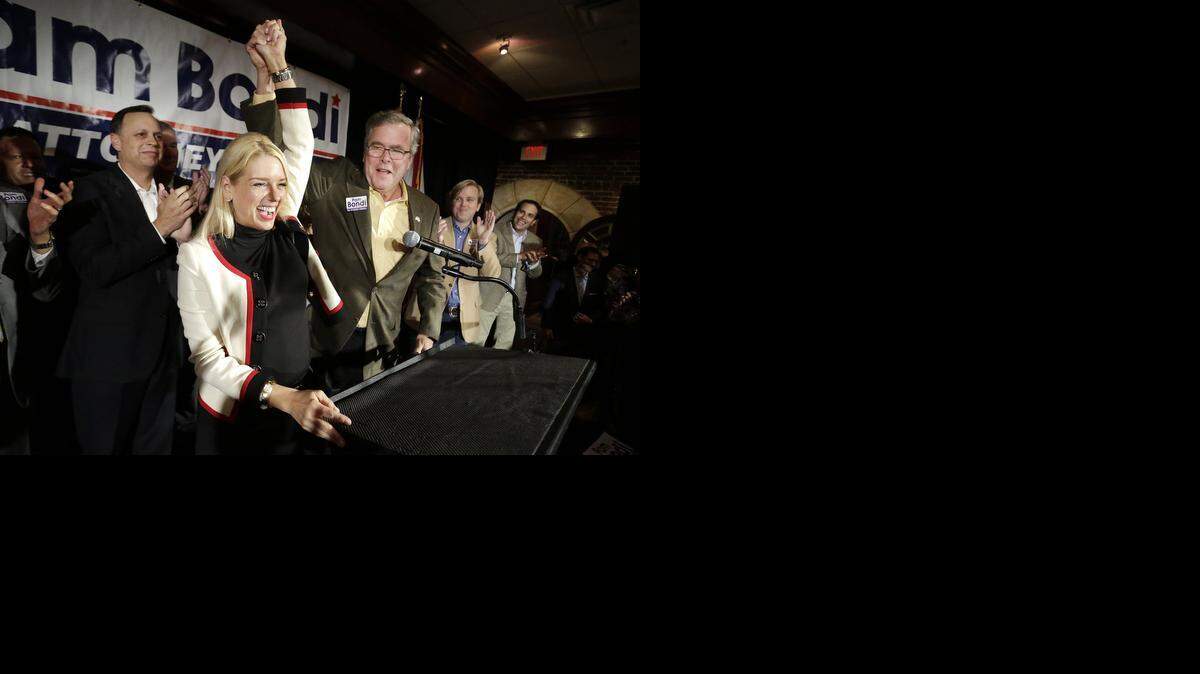 
Pam Bondi acompañada por Jeb Bussh durante el último evento de campaña en el Columbia Restaurant de Tampa, este lunes.


