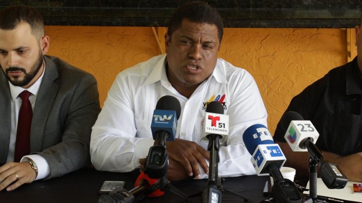 Jose Antonio Colina, presidente de Veppex, habla en una conferencia de prensa en El Arepazo, en Doral, el martes 12 de junio del 2018.