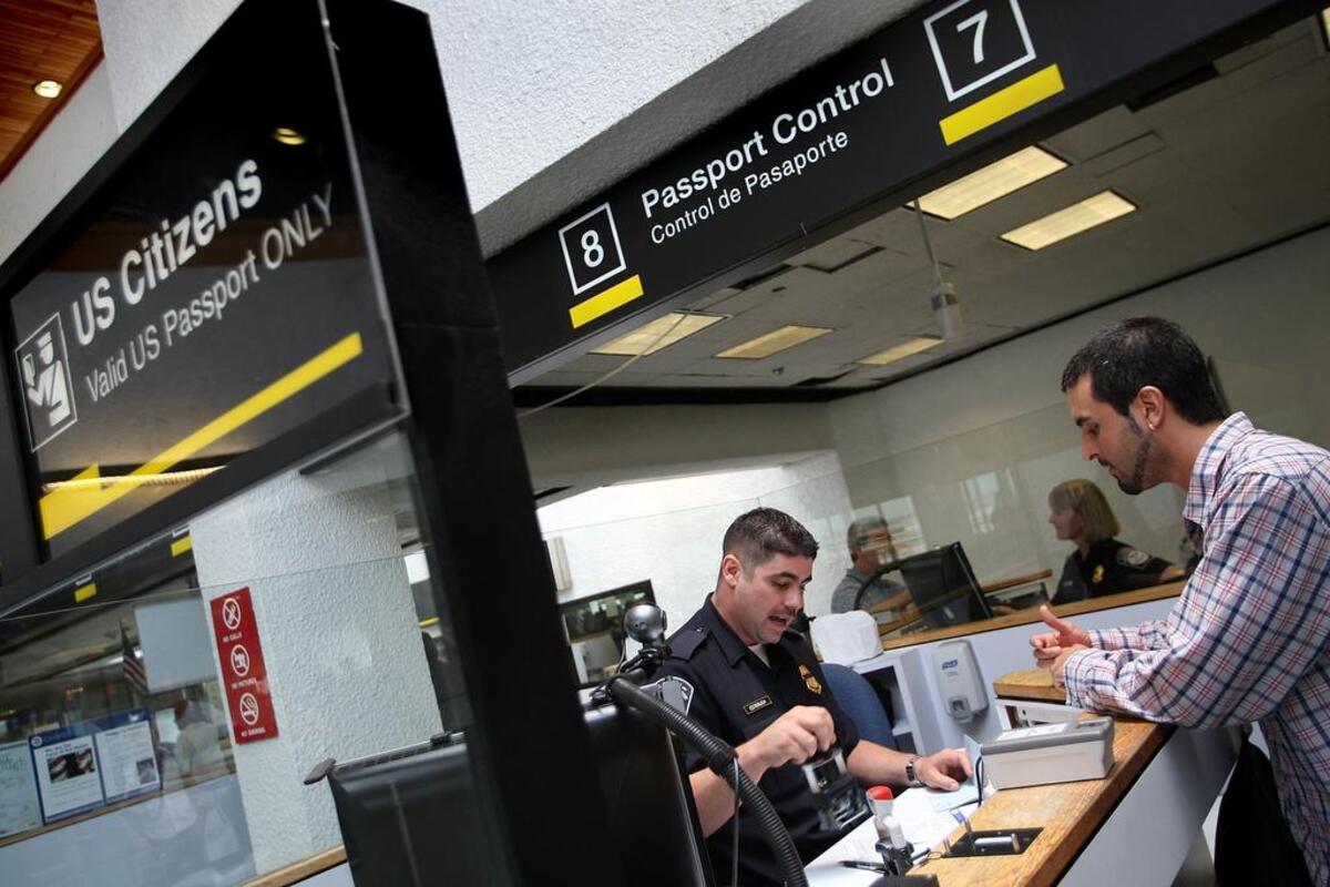 Los agentes de Aduanas y Protección de Fronteras en el aeropuerto de Miami usan tecnología biométrica.