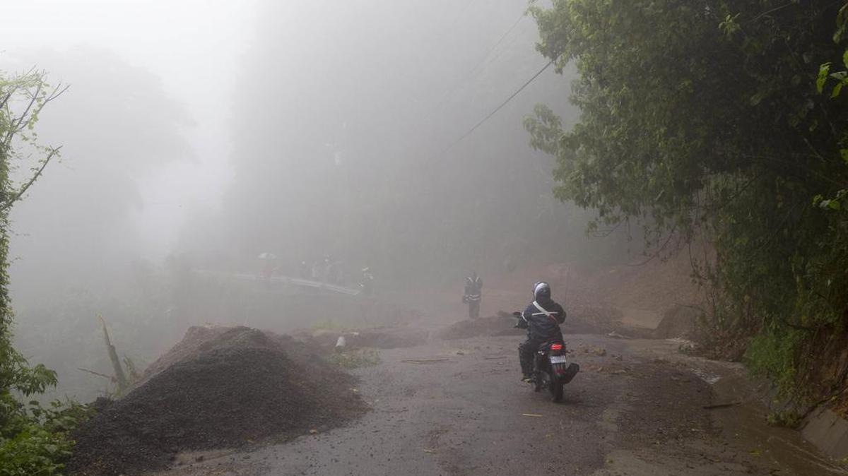 La tormenta tropical Nate ya ha dejado grandes precipitaciones en Centroamérica. La foto del jueves corresponde a Alajuelita, en las afueras de San José, Costa Rica.