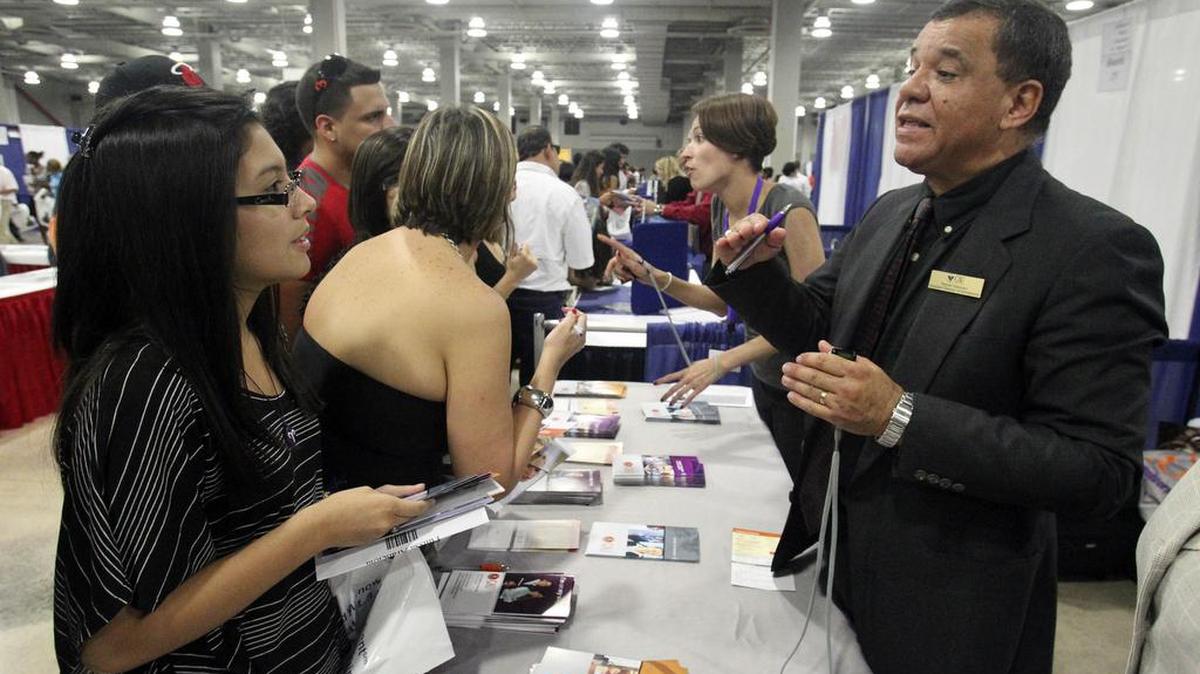 Mas de 200 colegios y universidades de la nacion se dieron cita en la Feria Anual de Universidades de Miami, en el Doubletree Hotel Mart Airport Hotel en febrero del 2011. En la foto Rafael Vázquez (derecha) de la Universidad Carlos Albizu, de Miami, orienta a la estudiante Yulissa Arencibia durante la feria.