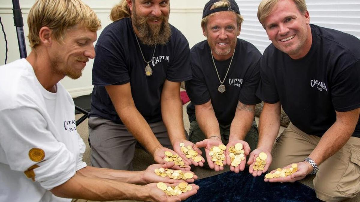 
 Fotografía facilitada por la compañía 1715 Treasure Fleet hoy 20 de agosto de 2015 que muestra a un grupo de cazatesoros con monedas españolas de oro del siglo XVIII encontradas en la costa de Florida. Las 350 monedas han permanecido en el fondo del océano Atlántico durante los últimos 300 años y han sido encontradas en una flota española de 11 galeones que naufragaron durante un huracán mientras viajaban de Cuba a España.
