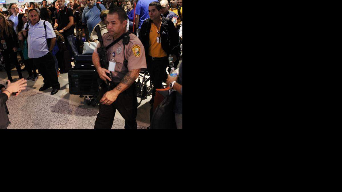 
Un oficial de la Policia del Condado de Miami-Dade patrulla el área del Concourse H y J en el aeropuerto de Miami el miércoles, 22 de octubre donde la mañana de hoy hubo una amenaza de bomba. 
