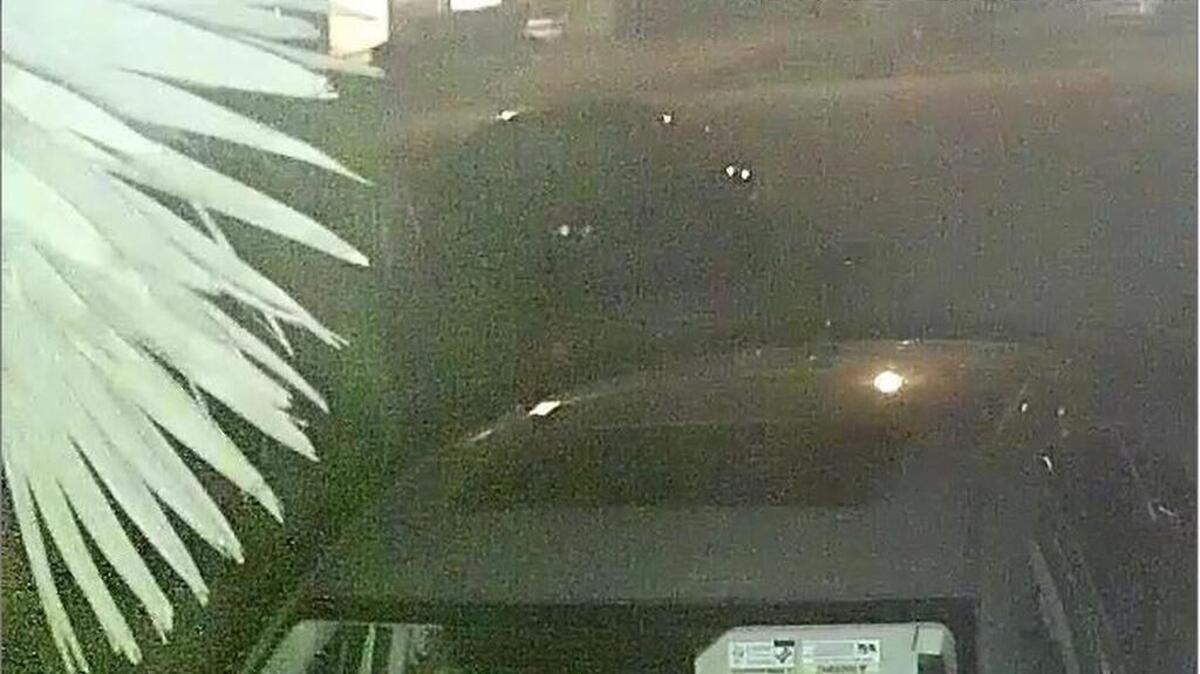 Imagen captada por una cámara de vigilancia en el momento del robo de vehículos en Weston.