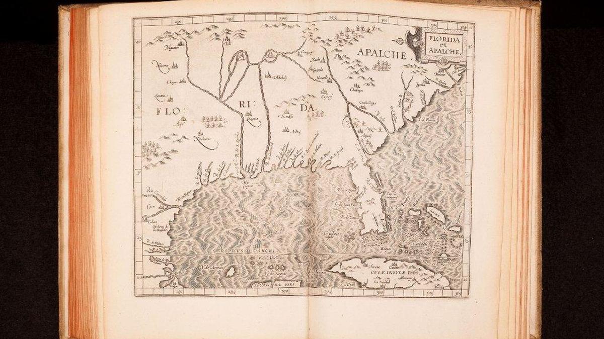 Imagen de un libro que muestra un mapa de la Florida y los Apalaches, uno de los objetos históricos y libros raros, valorados en 30 millones de dólares que Jay Kislak, prominente coleccionista, filántropo y residente de Miami, ha cedido a dos universidades de Miami.