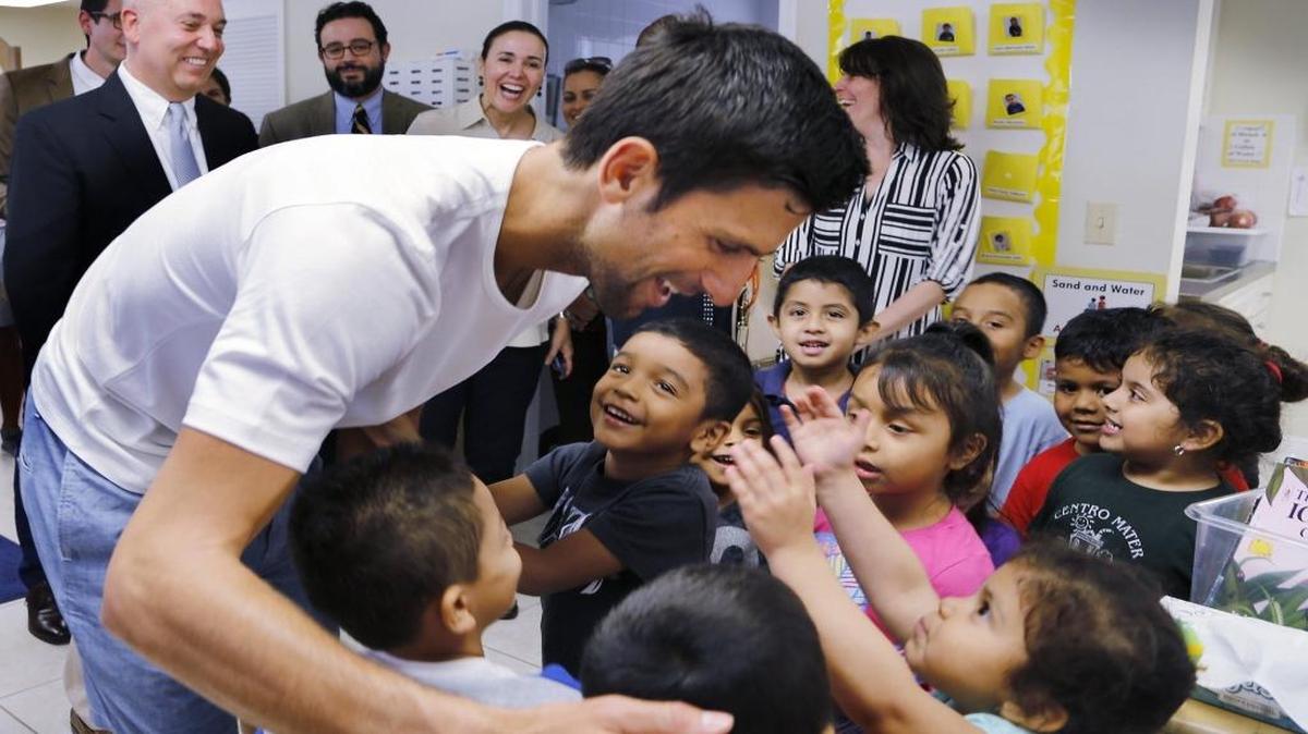 El tenista Novak Djokovic en pleno abrazo en grupo con los chiquillos del Centro Mater, al cual visitó el lunes para entregar una donación.