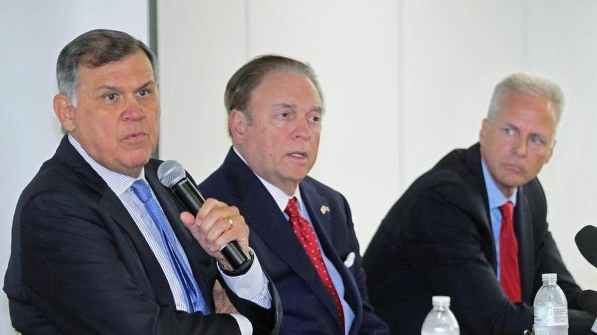 Mel Martínez, ex senador de Florida; Steven N. Zack, abogado con la firma Boles, Schiller & Flexner Law; y Dave Seleski, presidente Stonegate Bank, participan en un panel sobre el futuro de las inversiones y el turismo en Cuba, el martes en el edificio del Miami Herald/El Nuevo Herald en Doral.