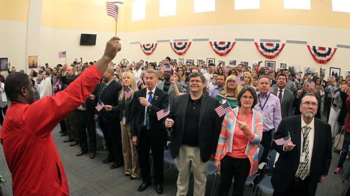 Vista general de nuevos ciudadanos de Estados Unidos durante la ceremonia de naturalización de 153 inmigrantes de 27 países que se realizó en las oficinas de la USCIS en Miami, en febrero pasado.