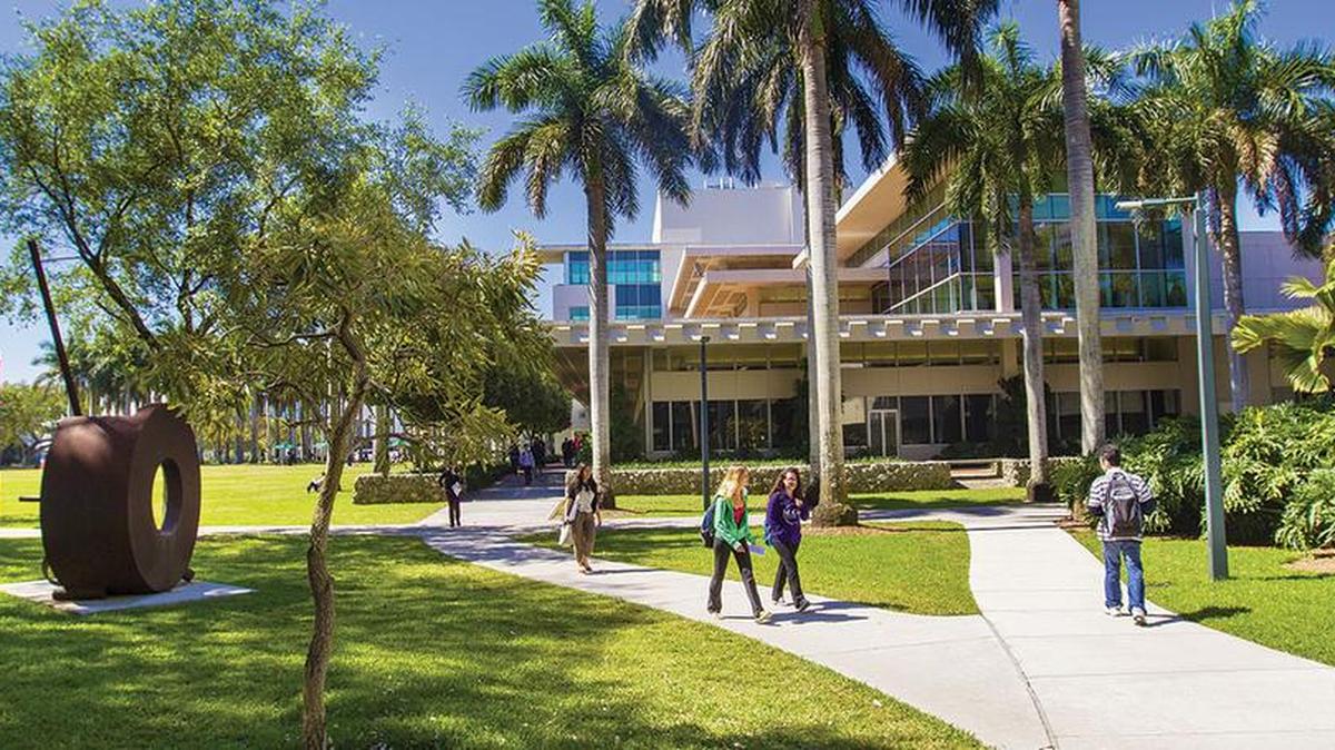 La Universidad de Miami (UM) anunció el martes la ampliación del programa de becas para estudiantes indocumentados.