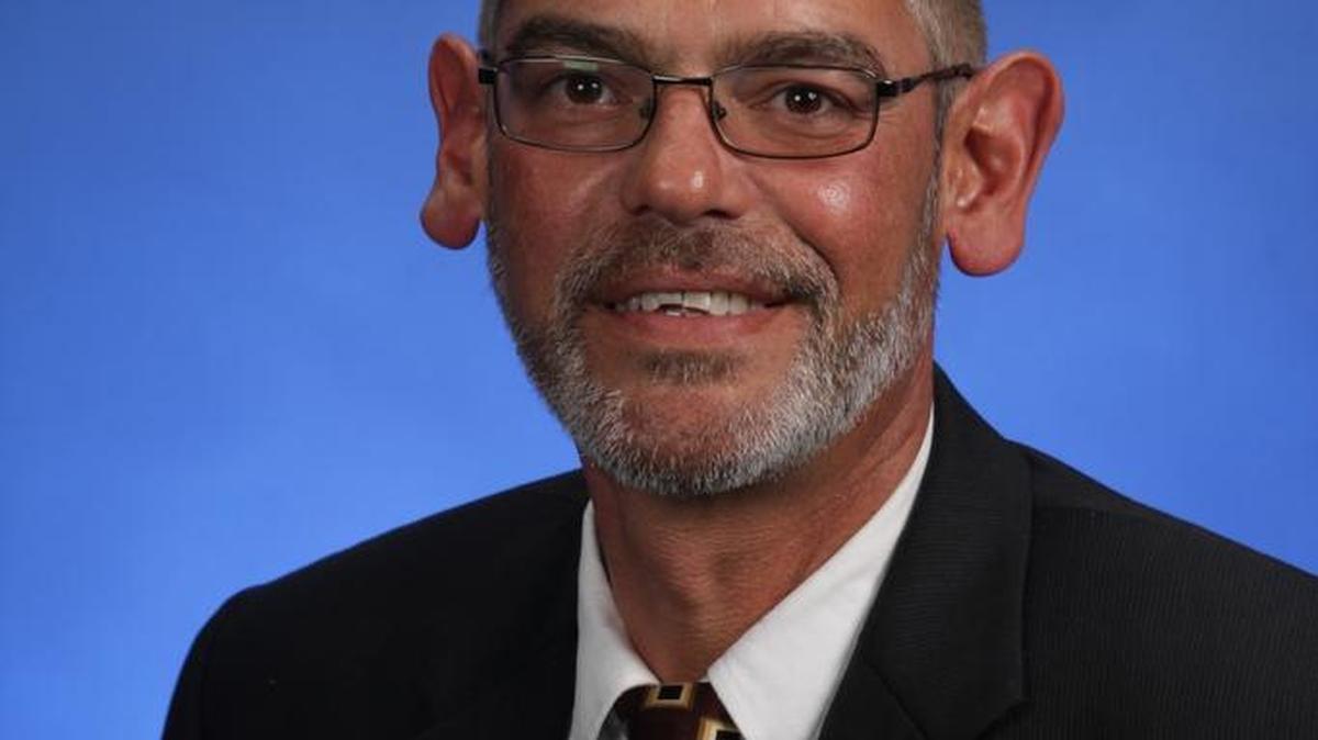 Gabriel Quintero, de Kenwood K-8 Center, fue escogido como Subdirector del Año.