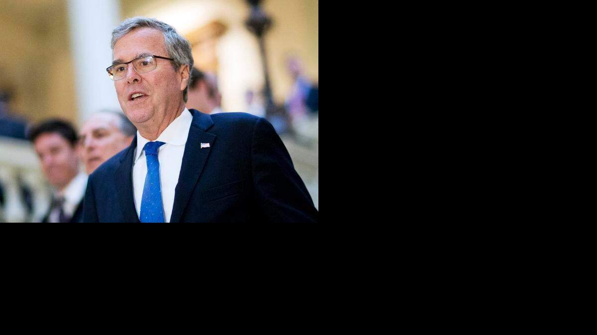 
El ex gobernador Jeb Bush durante una visita al Capitolio de Georgia en marzo. Él admitió haber cometido un error al llenar un boleta y clasificarse como hispano.


