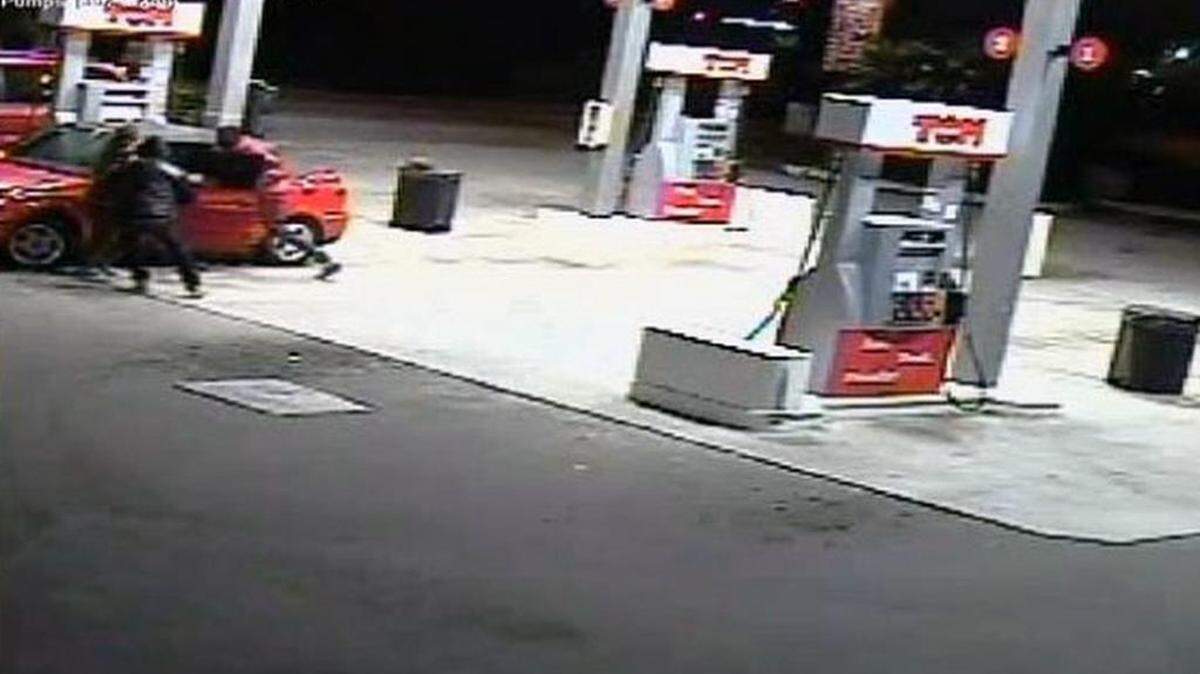 Las cámaras de vigilancia cerca de una tienda de conveniencia en Hialeah, capturaron las imágenes de una madre luchando contra un trío de ladrones de automóviles.