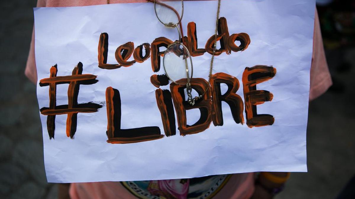 
Seguidores del opositor venezolano Leopoldo López, gritan consignas y se manifiestan con pancartas el jueves frente al Palacio de Justicia en Caracas. 
