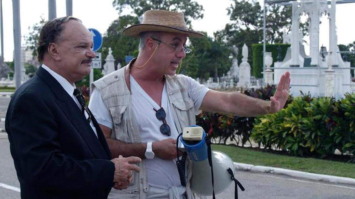 El cineasta Juan Carlos Cremata (der.) dirige al actor Enrique Molina en una escena de ‘Contigo pan y cebolla’.