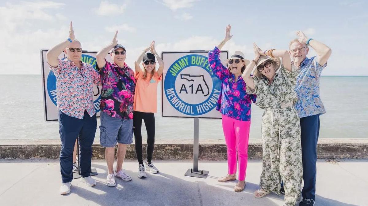 El viernes, la ciudad de Key West, la senadora Lauren Brook, Chuck Clemons y el representante Jimmy Mooney se unieron a la familia de Jimmy Buffet y a los ejecutivos de Margaritaville para la dedicación de la autopista Jimmy Buffet Memorial en la A1A.