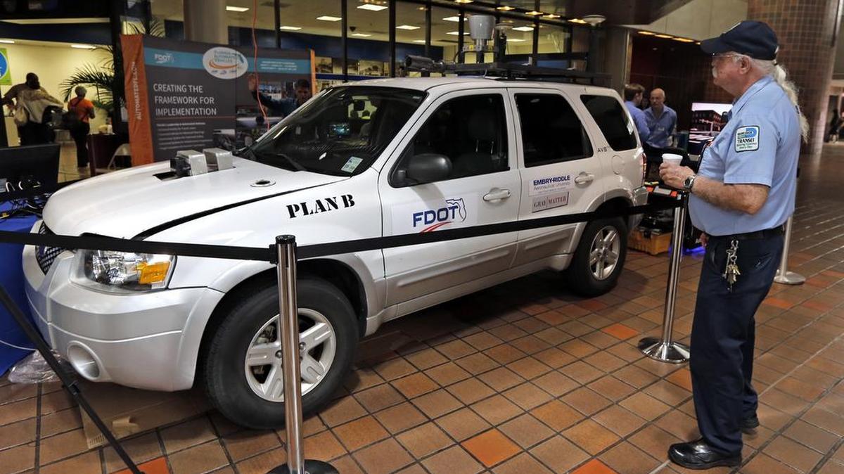 Un vehículo autónomo “Plan B”, habilitado para poder circular sin chofer, fue exhibido en el vestíbulo del Government Center del downtown de Miami, este jueves por la tarde, pero no circuló en las calles.