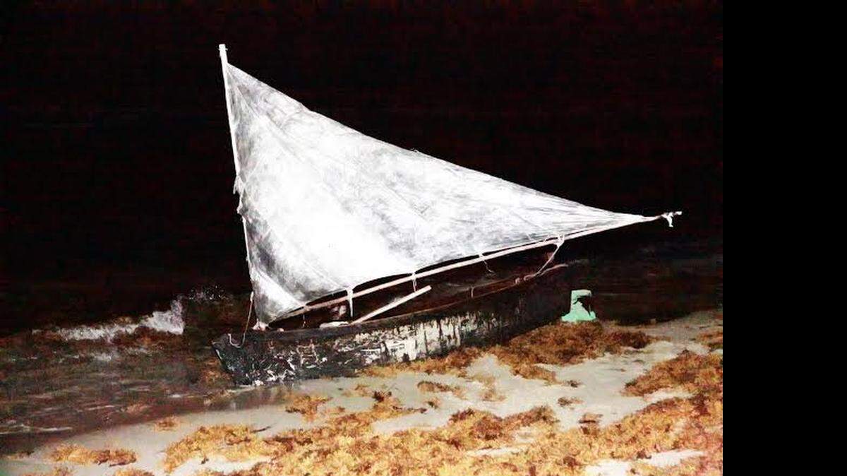 La embarcación de 12 pies en la que llegaron los inmigrantes fue encontrada a la altura del 230 South Ocean Drive. Cortesía Jim Donnelly.