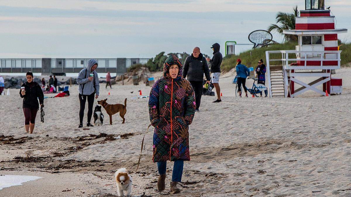 Miami alcanzó un mínimo de 48 grados en la víspera de Navidad de 2022. Ese día, Lia Ducket y su perro Luke caminaron por la playa en South Pointe, Miami Beach. Se espera que otro frente frío pase por Miami el 5 de enero de 2023, pero no será tan frío, con mínimos en los 60, según el Servicio Meteorológico Nacional en Miami. 