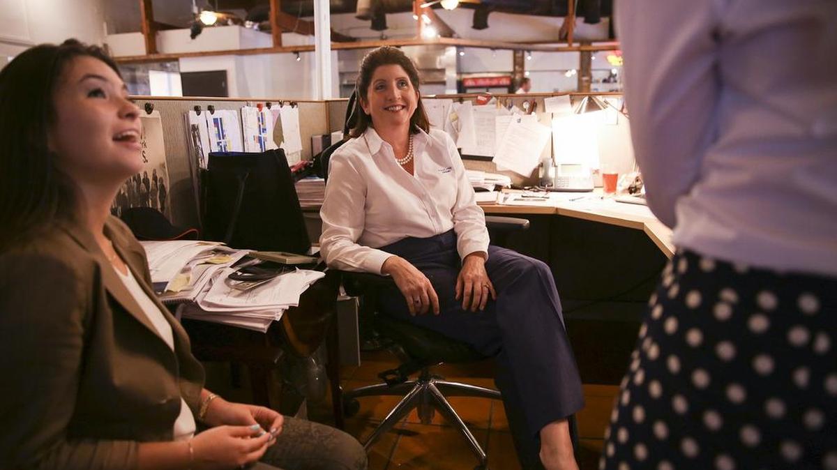 
Margaret Nee conversa con Cristina Cantero (izq.), y Christina Mas (de espalda) en las oficinas de Point Group en Coconut Grove el viernes
