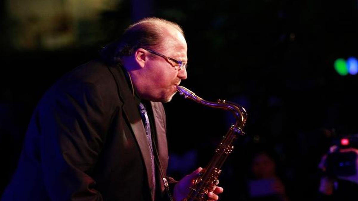 El saxofonista Ed Calle tocando en el concierto Jazz Under the Stars, que se realiza en el campus de Kendall del MDC.