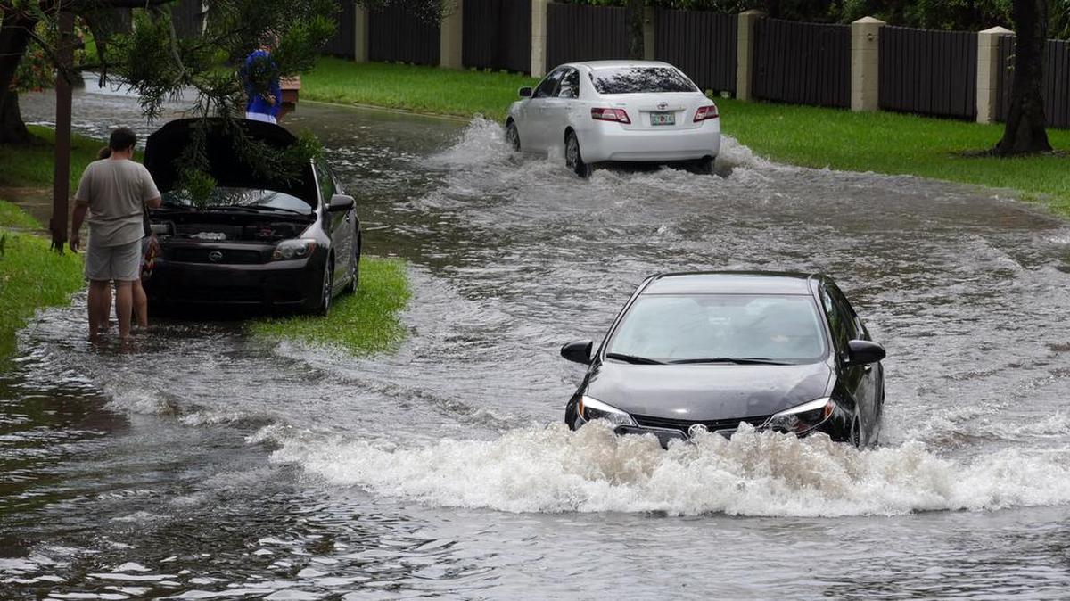 
Un auto trata de avanzar por una calle inundada cerca de la intersección entre SW 81 Street y 83 Court, el lunes 7 de septiembre.
