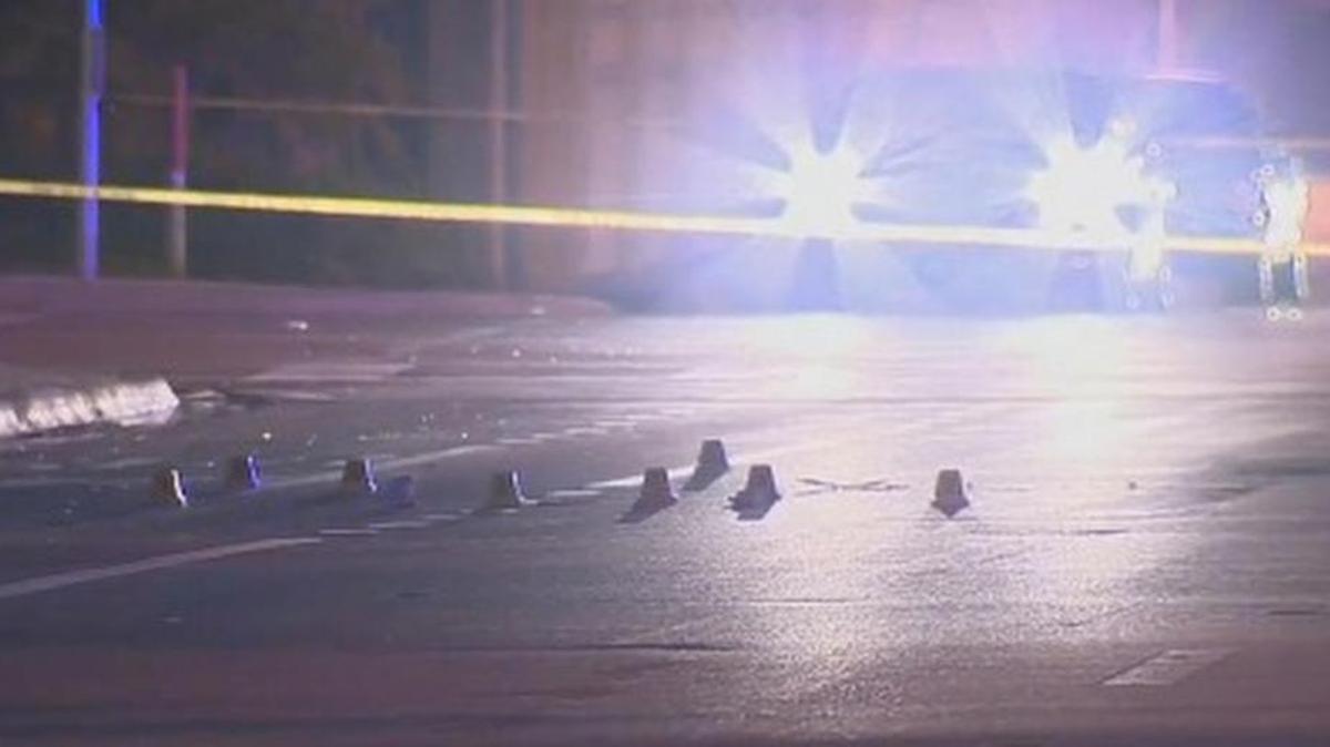 Más de una docena de marcadores de evidencia de la policía indicaban los cartuchos de bala luego del tiroteo que dejó un muerto la madrugada del lunes en Opa-locka.